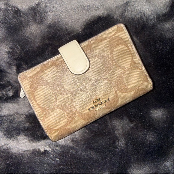 Coach Medium Corner Zip Wallet